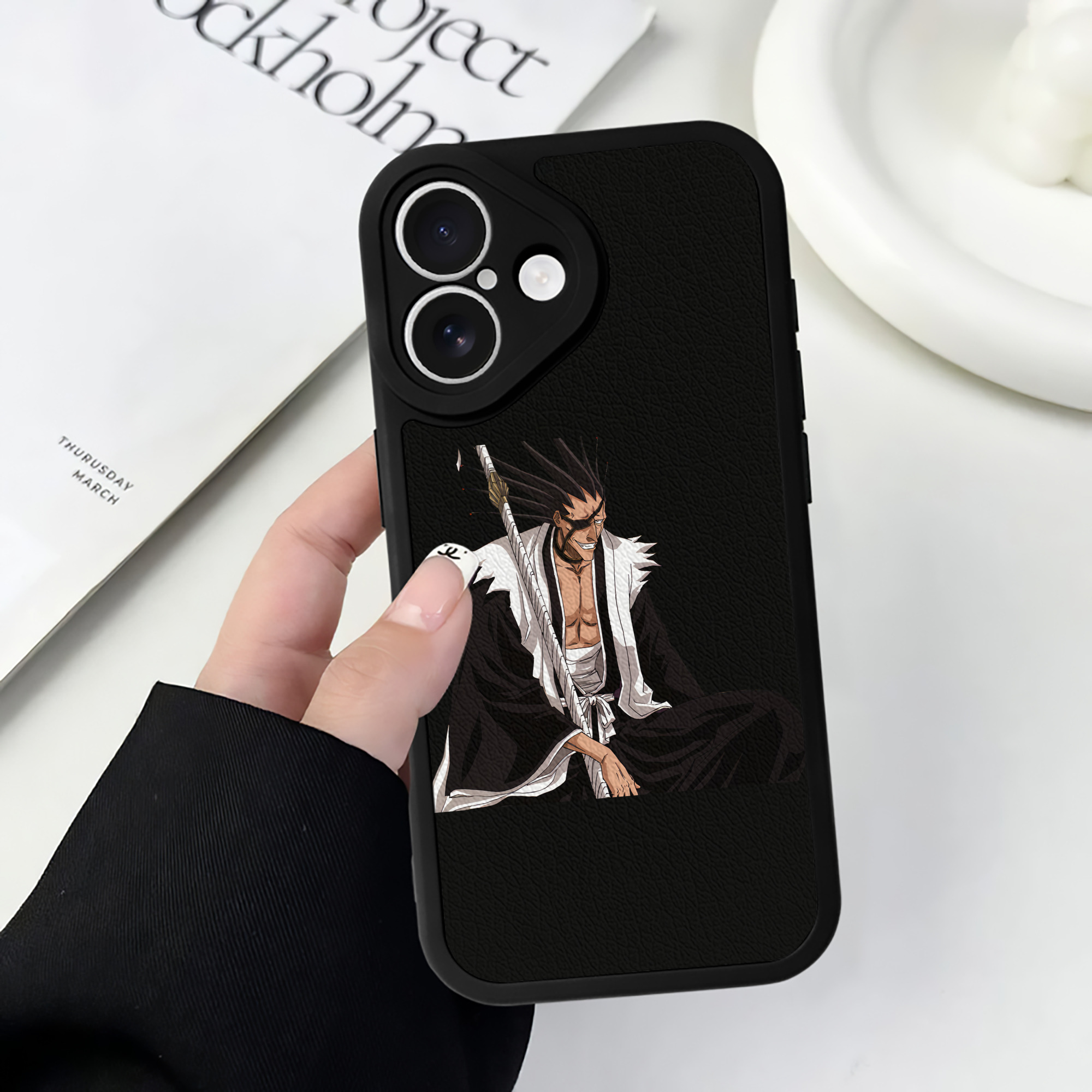 （画像用） ブリーチ ざらき けんぱち BLEACH Zaraki Kenpachi 【iPhone 16シリーズ対応】シリコンスマホケース（レザー調） 材質：シリコン
